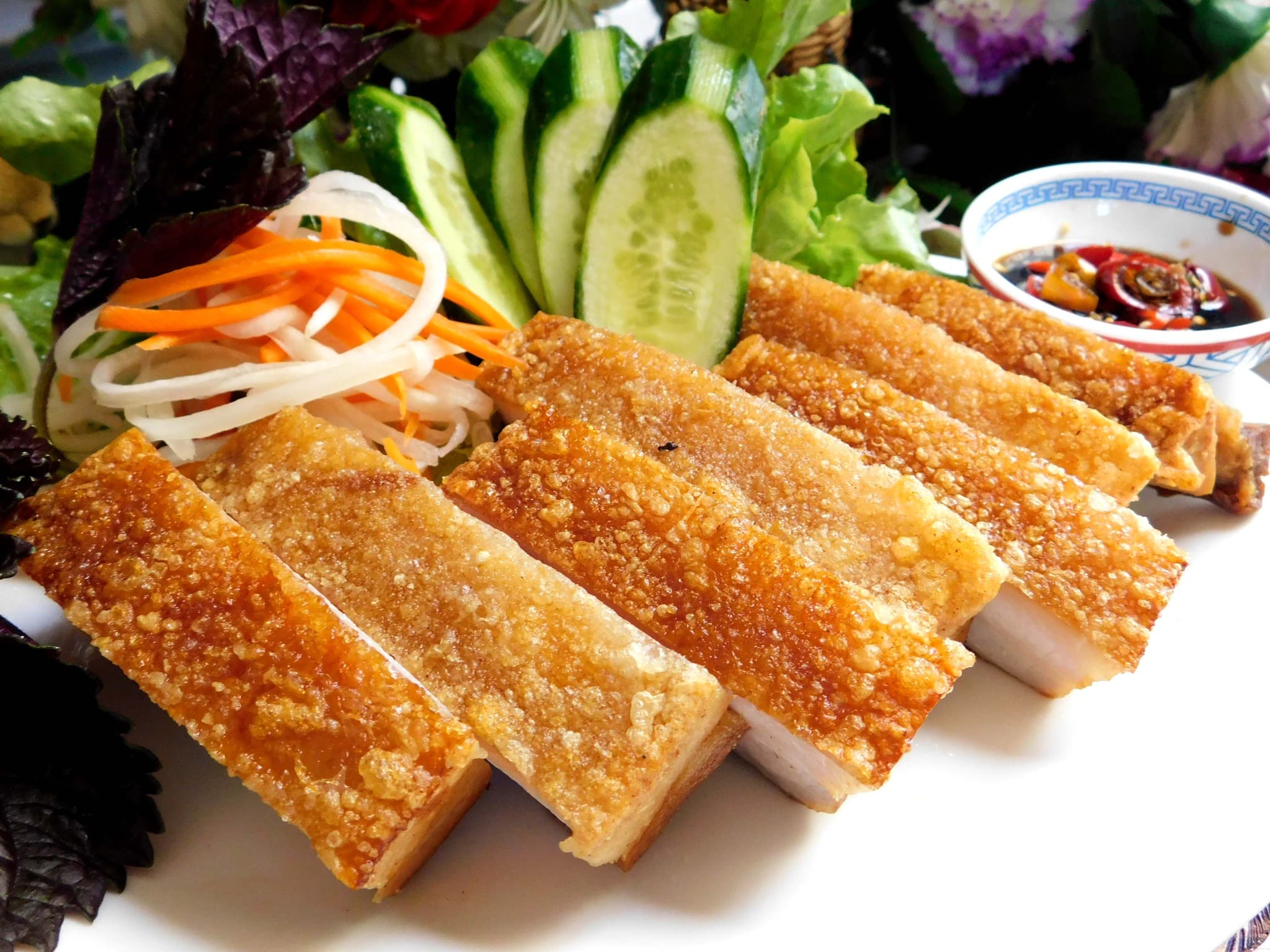 Ăn Thịt Heo Quay - Bao Nhiêu Calo và Lưu Ý Cần Biết